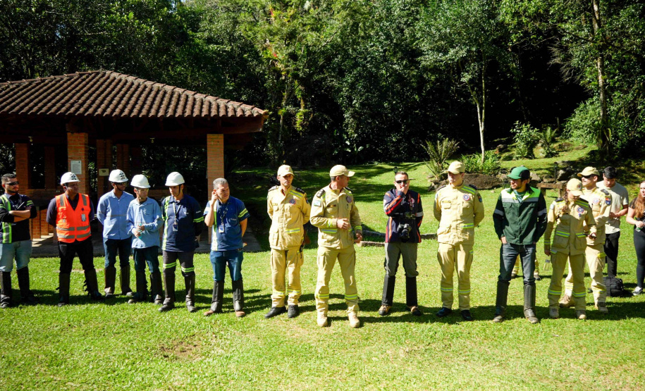 Bombeiros realizam simulado de descarrilamento de trem com múltiplas vítimas na Serra do Mar