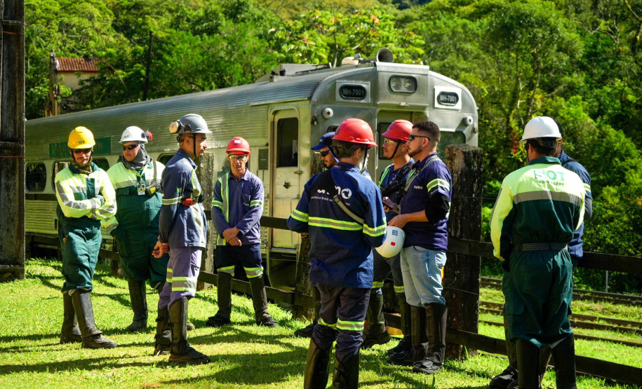 Bombeiros realizam simulado de descarrilamento de trem com múltiplas vítimas na Serra do Mar