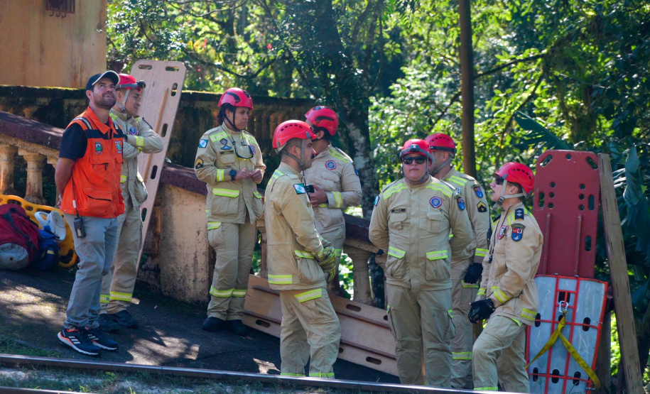 Bombeiros realizam simulado de descarrilamento de trem com múltiplas vítimas na Serra do Mar