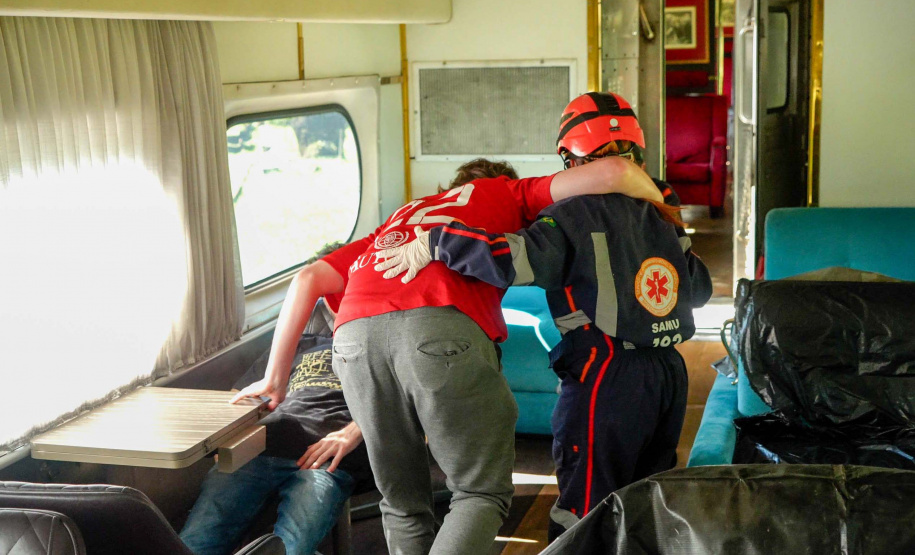 Bombeiros realizam simulado de descarrilamento de trem com múltiplas vítimas na Serra do Mar