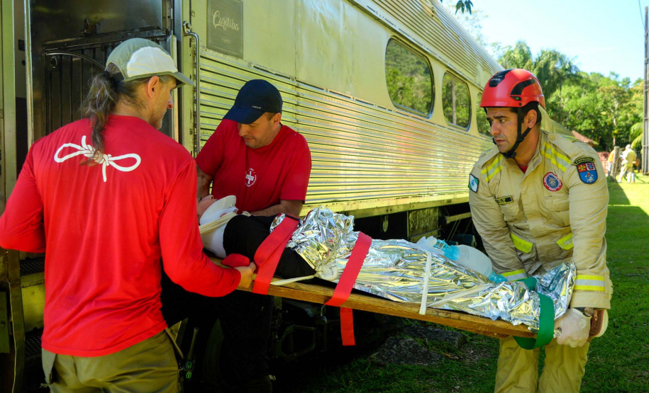 Bombeiros realizam simulado de descarrilamento de trem com múltiplas vítimas na Serra do Mar