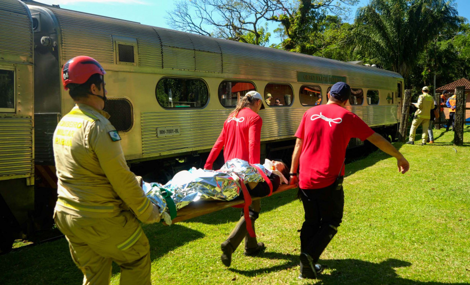 Bombeiros realizam simulado de descarrilamento de trem com múltiplas vítimas na Serra do Mar