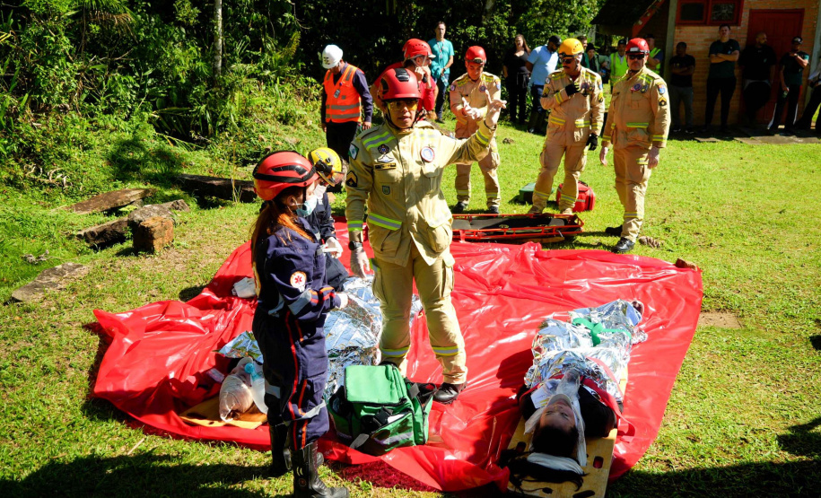Bombeiros realizam simulado de descarrilamento de trem com múltiplas vítimas na Serra do Mar