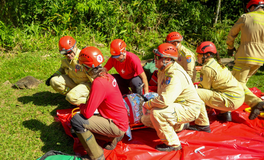 Bombeiros realizam simulado de descarrilamento de trem com múltiplas vítimas na Serra do Mar