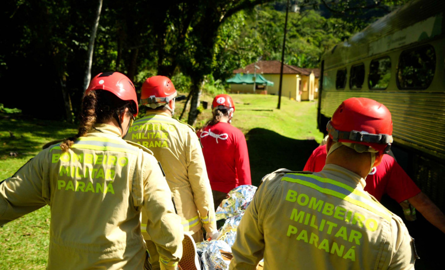Bombeiros realizam simulado de descarrilamento de trem com múltiplas vítimas na Serra do Mar