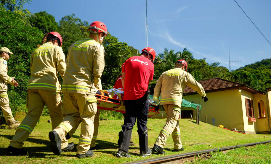 Bombeiros realizam simulado de descarrilamento de trem com múltiplas vítimas na Serra do Mar