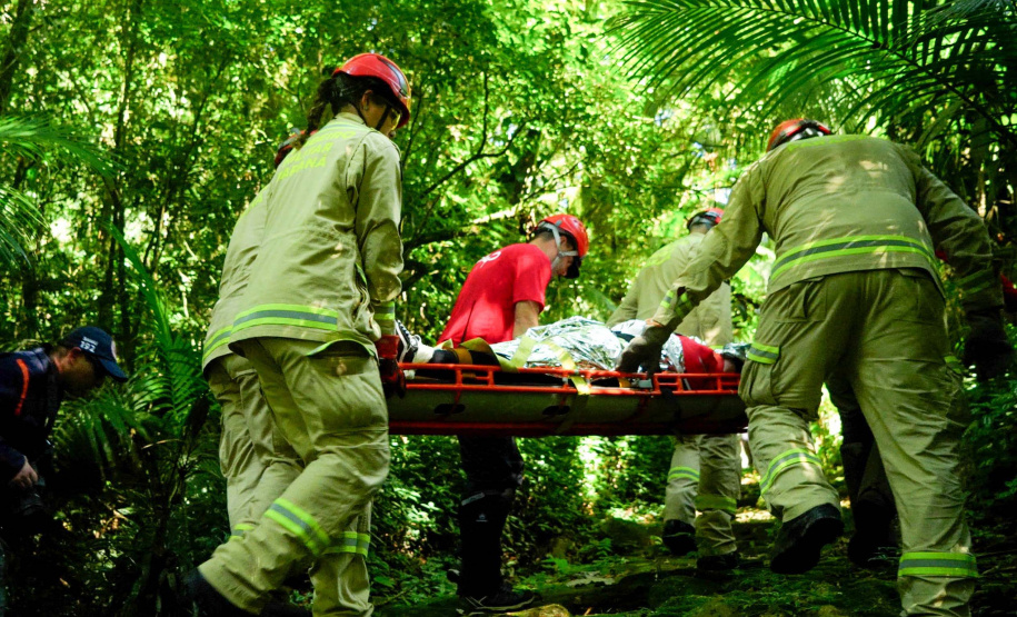 Bombeiros realizam simulado de descarrilamento de trem com múltiplas vítimas na Serra do Mar