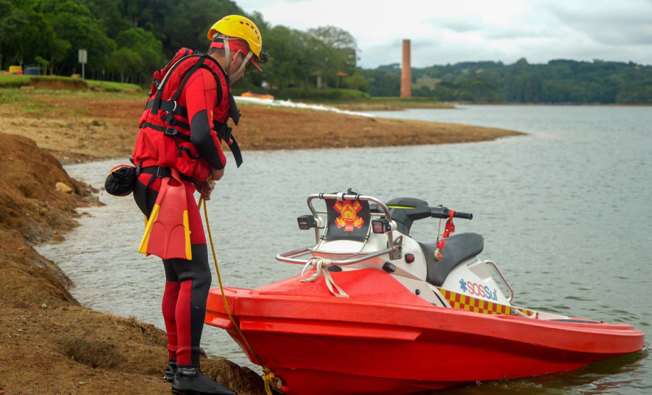 Inéditas no Brasil: Bombeiros passam a ter motoaquáticas de resgate em cenários extremos