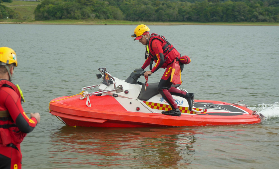 Inéditas no Brasil: Bombeiros passam a ter motoaquáticas de resgate em cenários extremos