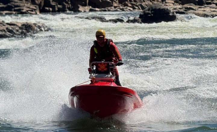Bombeiros fazem treinamento com motoaquáticas de resgate inéditas no Brasil