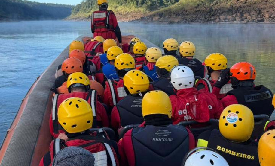 Bombeiros fazem treinamento com motoaquáticas de resgate inéditas no Brasil