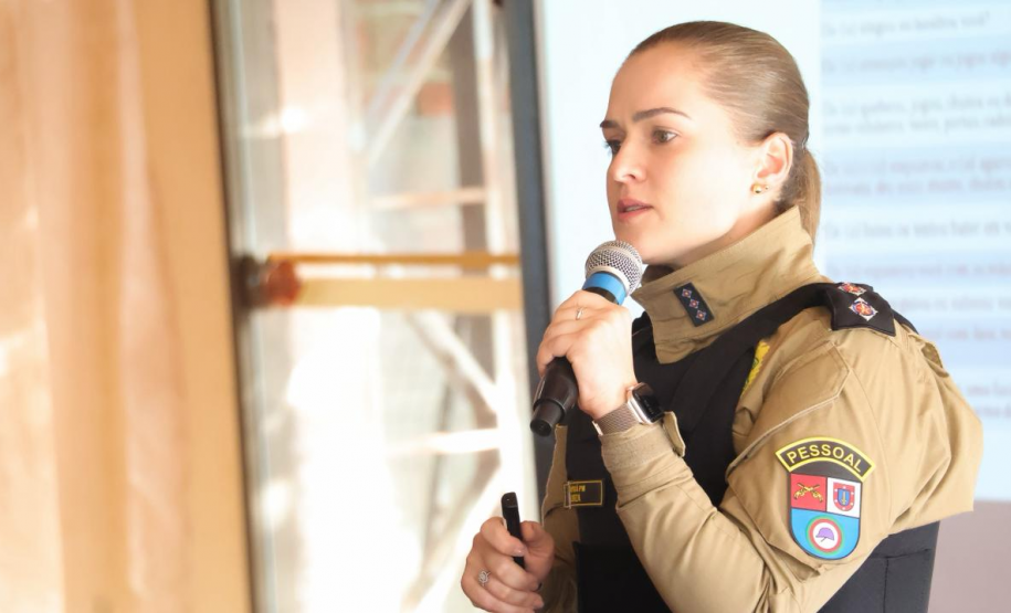 Palestra em Mandaguari fortalece integração entre comunidade e forças de segurança no combate à violência contra a mulher