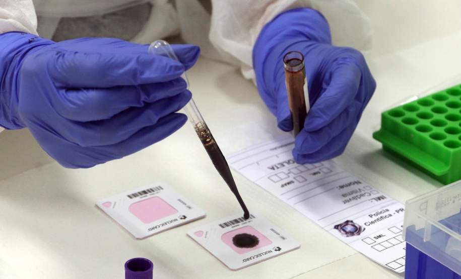Um novo equipamento capaz de transformar uma amostra biológica em um perfil genético completo em cerca de duas horas. A tecnologia, um sistema conhecido como Rapid DNA, automatiza praticamente todas as etapas da análise genética em um único sistema e passa a mudar a dinâmica da perícia no Paraná, ao reduzir etapas manuais, acelerar resultados e permitir respostas mais rápidas em investigações que dependem de identificação por DNA. “O grande diferencial dessa tecnologia é integrar todo o processo de análise