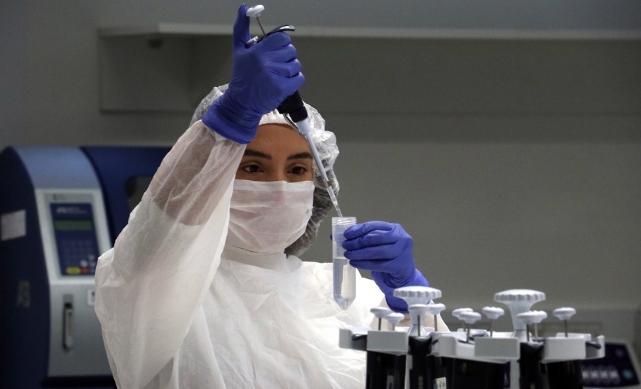 Um novo equipamento capaz de transformar uma amostra biológica em um perfil genético completo em cerca de duas horas. A tecnologia, um sistema conhecido como Rapid DNA, automatiza praticamente todas as etapas da análise genética em um único sistema e passa a mudar a dinâmica da perícia no Paraná, ao reduzir etapas manuais, acelerar resultados e permitir respostas mais rápidas em investigações que dependem de identificação por DNA. “O grande diferencial dessa tecnologia é integrar todo o processo de análise