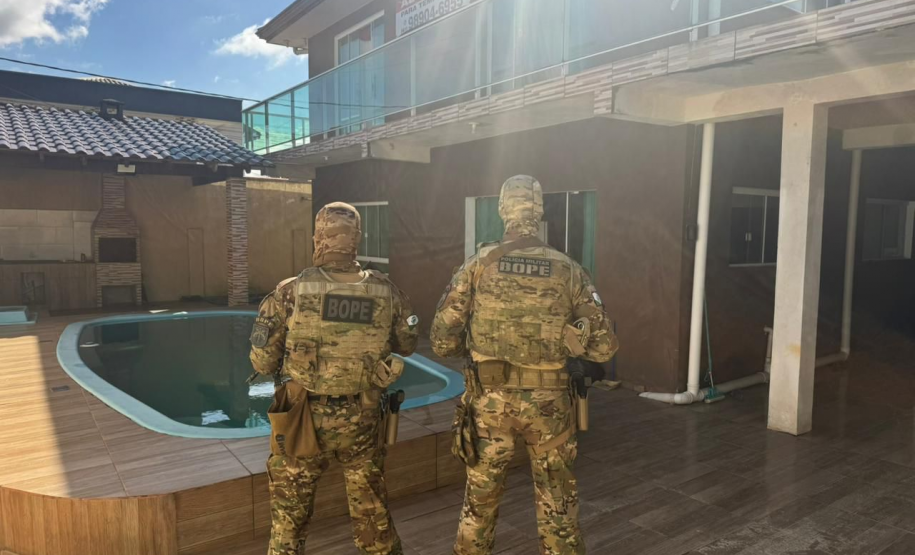 PMPR e MPPR prendem homem por ligação com facções criminosas durante operação no litoral