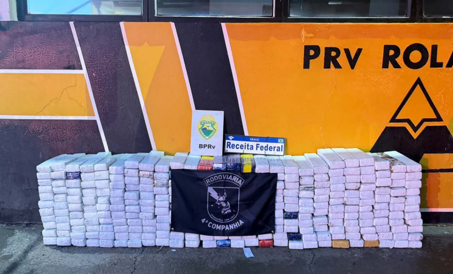 PMPR apreende 340 quilos de maconha, medicamentos e eletrônicos em ônibus na PR-444
