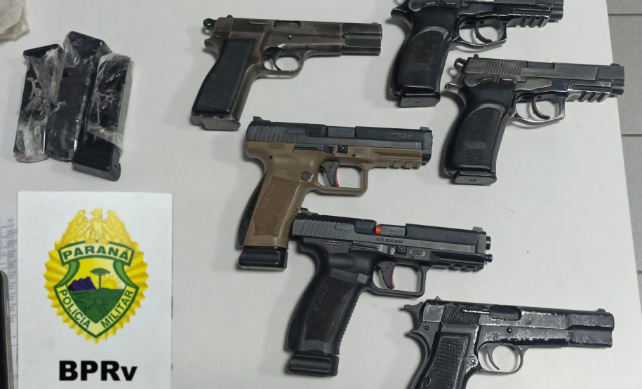 PMPR apreende seis pistolas em ônibus em operação de combate ao tráfico de armas em Piraí do Sul