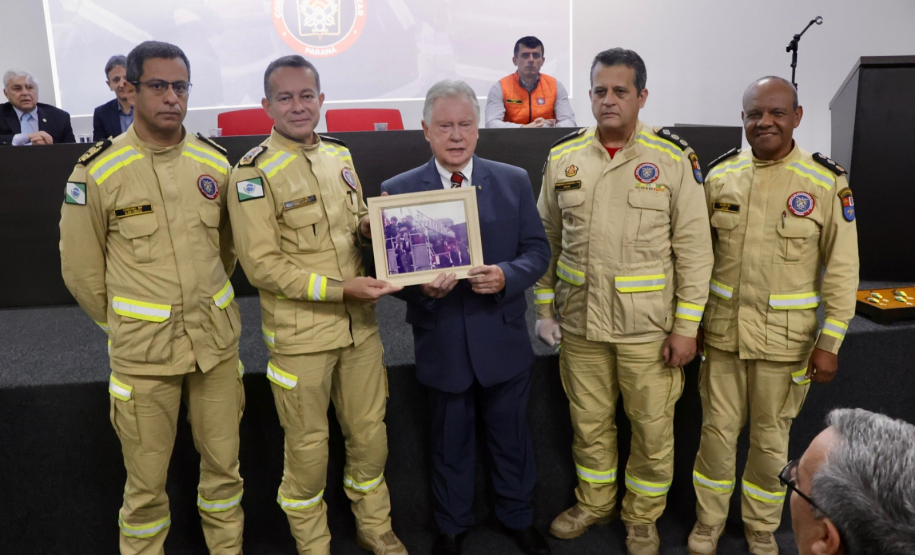Paraná celebra Dia Nacional do Bombeiro em cerimônia com entrega de homenagens