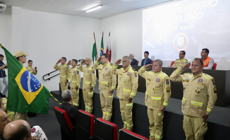 Paraná celebra Dia Nacional do Bombeiro em cerimônia com entrega de homenagens
