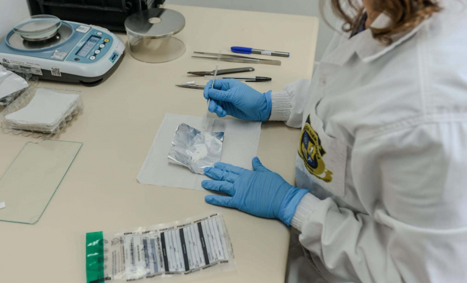 De testes de rotina às novas drogas: como a Polícia Científica identifica as substâncias apreendidas