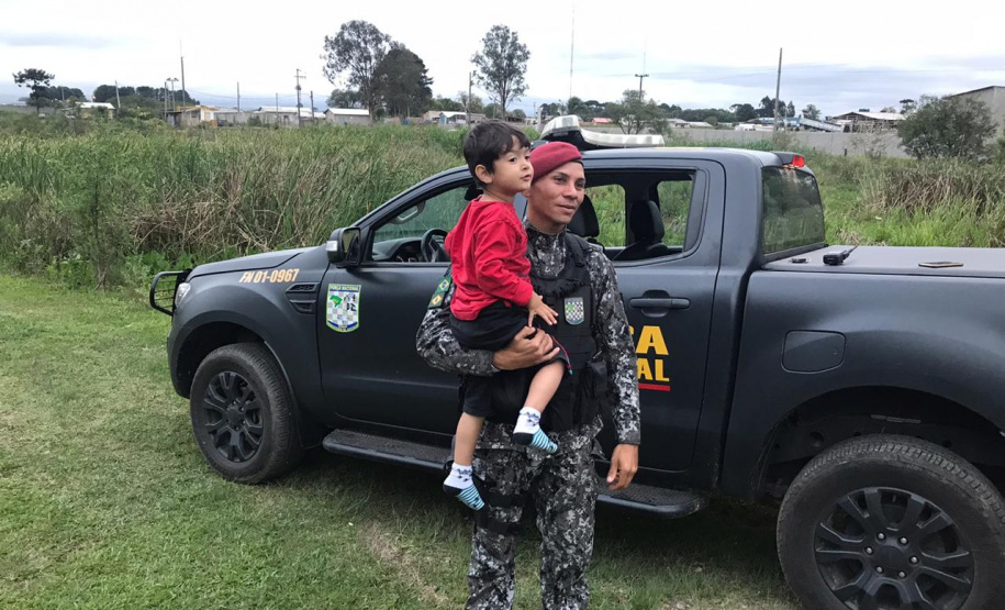 Carro abandonado com criança dentro é encontrado pela Força Nacional em São José dos Pinhais (RMC); em situação distinta um homem foi preso --