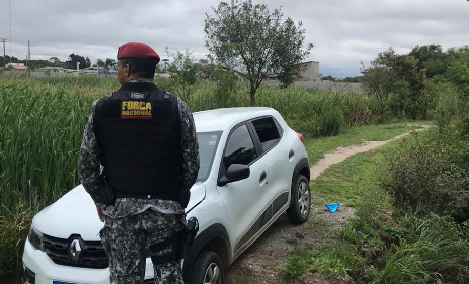 Carro abandonado com criança dentro é encontrado pela Força Nacional em São José dos Pinhais (RMC); em situação distinta um homem foi preso -