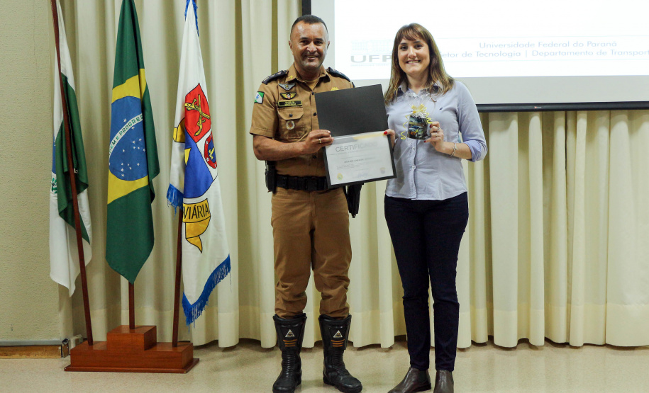 Curitiba, 24 de Outubro de 2019. 4º Seminário do BPRv. Foto: Maj QOPM Machado, Subcomandante do BPRv, entrega o certificado de agradecimento à palestrante Anelise Schmitz.
