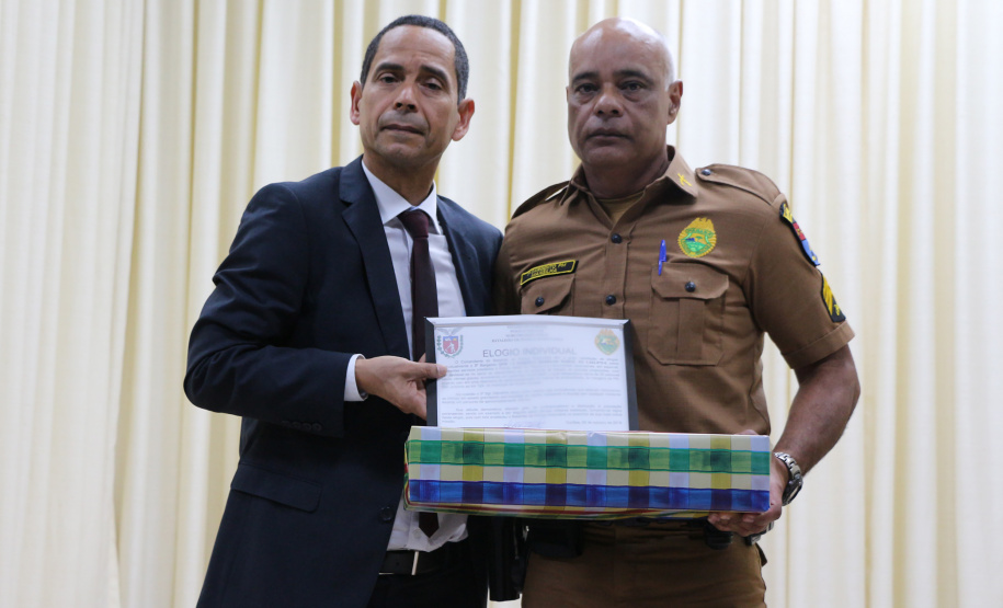 Curitiba, 25 de Outubro de 2019.  55º Aniversario do BPRV. Foto: secretario de Segurança entrega elogio individual ao 3° Sgt Mansilha.