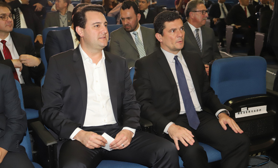 O governador Carlos Massa Ratinho Junior, participa da cerimônia de inauguração da Delegacia Modelo de Investigação e Análise Financeira, na superintendência da Polícia Federal no Estado do Paraná. Participaram: Ministro da Justiça e Segurança Pública, Sergio Moro; diretor Geral da Polícia Federal, Maurício Valeixo; secretário de Segurança, Romulo Marinho; entre outros.Curitiba, 01-11-19.Foto: Arnaldo Alves / AEN.