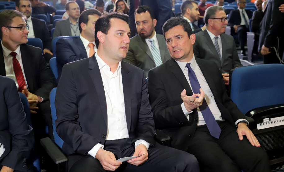 O governador Carlos Massa Ratinho Junior, participa da cerimônia de inauguração da Delegacia Modelo de Investigação e Análise Financeira, na superintendência da Polícia Federal no Estado do Paraná. Participaram: Ministro da Justiça e Segurança Pública, Sergio Moro; diretor Geral da Polícia Federal, Maurício Valeixo; secretário de Segurança, Romulo Marinho; entre outros.Curitiba, 01-11-19.Foto: Arnaldo Alves / AEN.