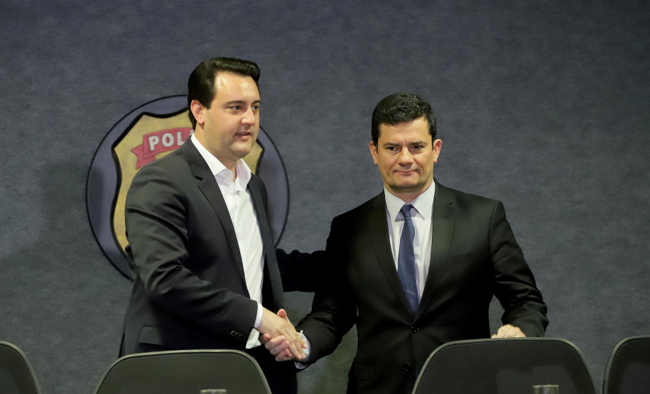 O governador Carlos Massa Ratinho Junior, participa da cerimônia de inauguração da Delegacia Modelo de Investigação e Análise Financeira, na superintendência da Polícia Federal no Estado do Paraná. Participaram: Ministro da Justiça e Segurança Pública, Sergio Moro; diretor Geral da Polícia Federal, Maurício Valeixo; secretário de Segurança, Romulo Marinho; entre outros.Curitiba, 01-11-19.Foto: Arnaldo Alves / AEN.