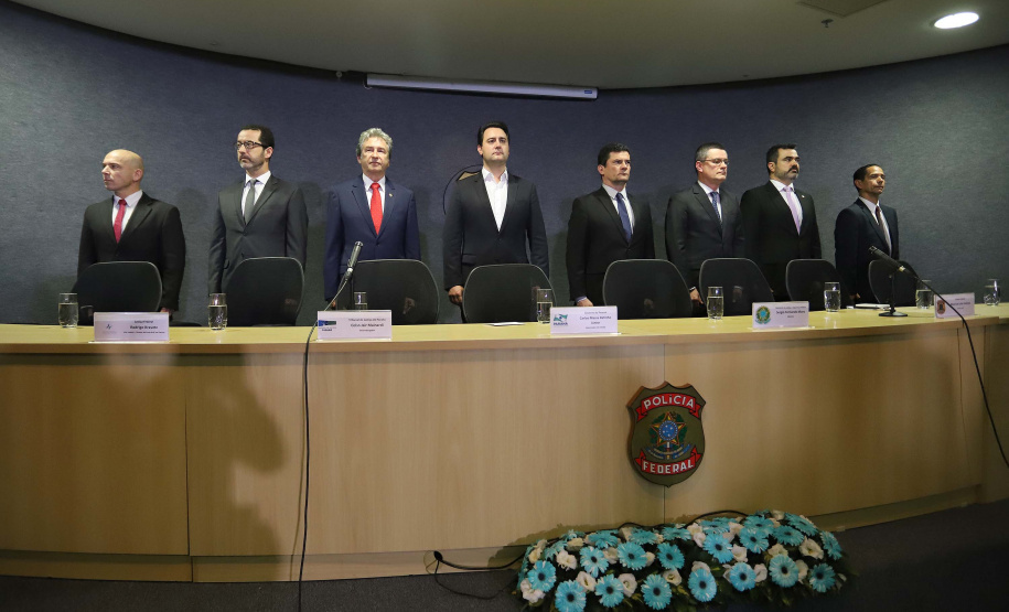 O governador Carlos Massa Ratinho Junior, participa da cerimônia de inauguração da Delegacia Modelo de Investigação e Análise Financeira, na superintendência da Polícia Federal no Estado do Paraná. Participaram: Ministro da Justiça e Segurança Pública, Sergio Moro; diretor Geral da Polícia Federal, Maurício Valeixo; secretário de Segurança, Romulo Marinho; entre outros.Curitiba, 01-11-19.Foto: Arnaldo Alves / AEN.