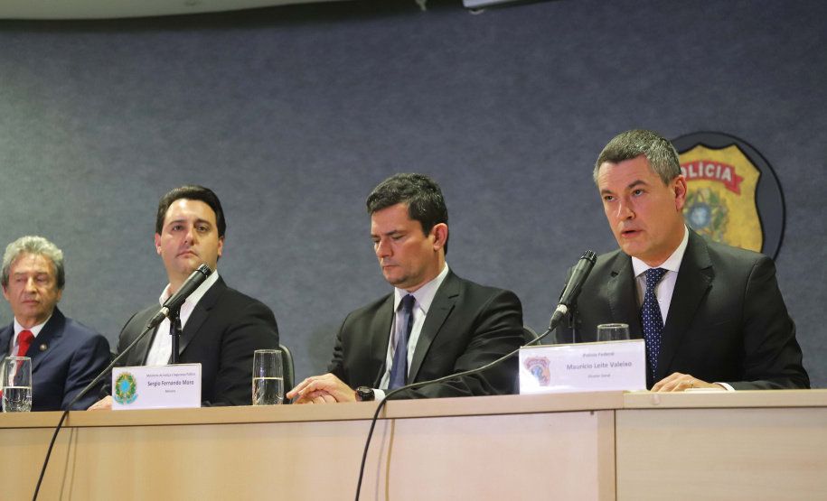 O governador Carlos Massa Ratinho Junior, participa da cerimônia de inauguração da Delegacia Modelo de Investigação e Análise Financeira, na superintendência da Polícia Federal no Estado do Paraná. Participaram: Ministro da Justiça e Segurança Pública, Sergio Moro; diretor Geral da Polícia Federal, Maurício Valeixo; secretário de Segurança, Romulo Marinho; entre outros.Curitiba, 01-11-19.Foto: Arnaldo Alves / AEN.