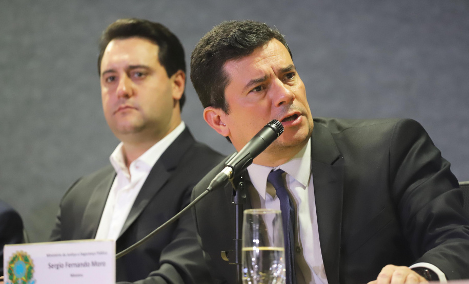 O governador Carlos Massa Ratinho Junior, participa da cerimônia de inauguração da Delegacia Modelo de Investigação e Análise Financeira, na superintendência da Polícia Federal no Estado do Paraná. Participaram: Ministro da Justiça e Segurança Pública, Sergio Moro; diretor Geral da Polícia Federal, Maurício Valeixo; secretário de Segurança, Romulo Marinho; entre outros.Curitiba, 01-11-19.Foto: Arnaldo Alves / AEN.