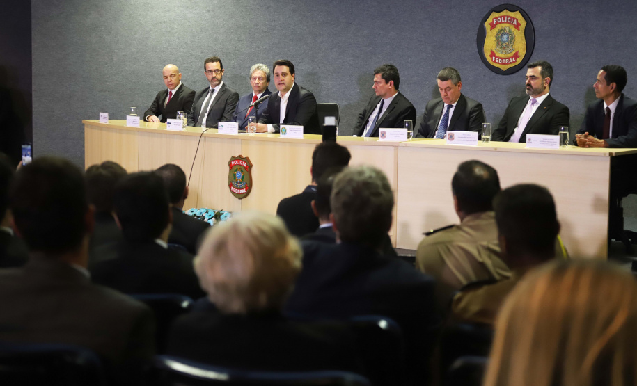 O governador Carlos Massa Ratinho Junior, participa da cerimônia de inauguração da Delegacia Modelo de Investigação e Análise Financeira, na superintendência da Polícia Federal no Estado do Paraná. Participaram: Ministro da Justiça e Segurança Pública, Sergio Moro; diretor Geral da Polícia Federal, Maurício Valeixo; secretário de Segurança, Romulo Marinho; entre outros.Curitiba, 01-11-19.Foto: Arnaldo Alves / AEN.