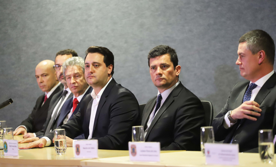 O governador Carlos Massa Ratinho Junior, participa da cerimônia de inauguração da Delegacia Modelo de Investigação e Análise Financeira, na superintendência da Polícia Federal no Estado do Paraná. Participaram: Ministro da Justiça e Segurança Pública, Sergio Moro; diretor Geral da Polícia Federal, Maurício Valeixo; secretário de Segurança, Romulo Marinho; entre outros.Curitiba, 01-11-19.Foto: Arnaldo Alves / AEN.