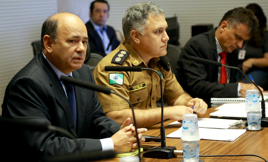 Representantes de secretárias, órgãos e autarquias envolvidas na Operação Verão 2018/2019 apresentaram nesta segunda-feira (7) ao secretário de Estado de Segurança Pública e novo coordenador da operação, Luiz Felipe Carbonell, um balanço dos números alcançados entre os dias 21 de dezembro de 2018 e 4 de janeiro deste ano, além de um resumo das atividades que estão sendo feitas. A reunião ocorreu no Palácio Iguaçu, em Curitiba.  -  Curitiba, 07/01/2019  -  Foto: Jaelson Lucas/ANPr