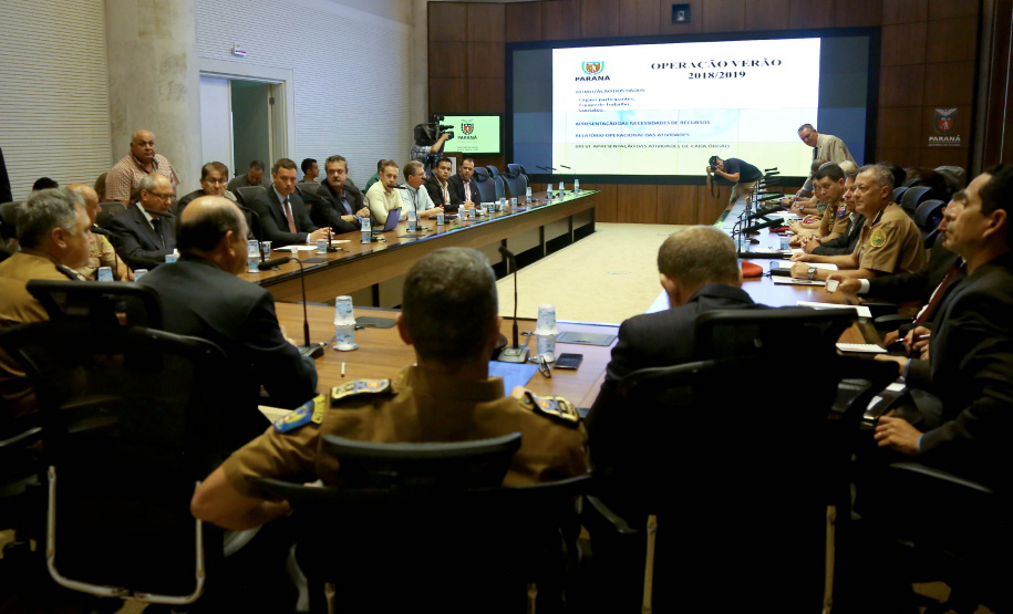 Representantes de secretárias, órgãos e autarquias envolvidas na Operação Verão 2018/2019 apresentaram nesta segunda-feira (7) ao secretário de Estado de Segurança Pública e novo coordenador da operação, Luiz Felipe Carbonell, um balanço dos números alcançados entre os dias 21 de dezembro de 2018 e 4 de janeiro deste ano, além de um resumo das atividades que estão sendo feitas. A reunião ocorreu no Palácio Iguaçu, em Curitiba.  -  Curitiba, 07/01/2019  -  Foto: Jaelson Lucas/ANPr