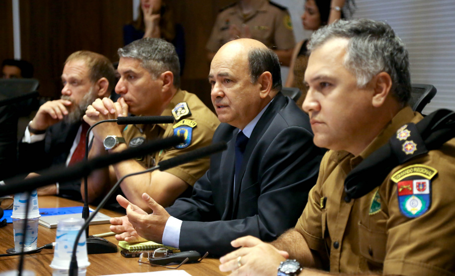 Representantes de secretárias, órgãos e autarquias envolvidas na Operação Verão 2018/2019 apresentaram nesta segunda-feira (7) ao secretário de Estado de Segurança Pública e novo coordenador da operação, Luiz Felipe Carbonell, um balanço dos números alcançados entre os dias 21 de dezembro de 2018 e 4 de janeiro deste ano, além de um resumo das atividades que estão sendo feitas. A reunião ocorreu no Palácio Iguaçu, em Curitiba.  -  Curitiba, 07/01/2019  -  Foto: Jaelson Lucas/ANPr