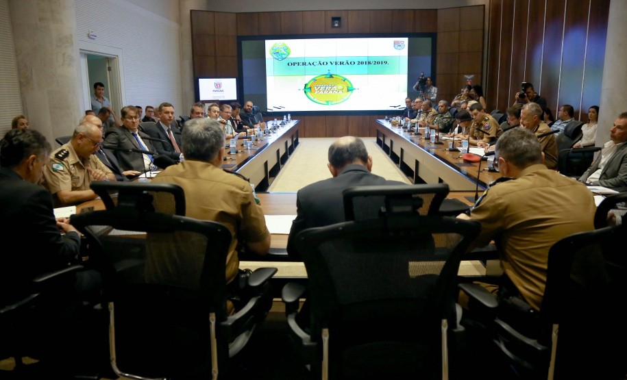 Representantes de secretárias, órgãos e autarquias envolvidas na Operação Verão 2018/2019 apresentaram nesta segunda-feira (7) ao secretário de Estado de Segurança Pública e novo coordenador da operação, Luiz Felipe Carbonell, um balanço dos números alcançados entre os dias 21 de dezembro de 2018 e 4 de janeiro deste ano, além de um resumo das atividades que estão sendo feitas. A reunião ocorreu no Palácio Iguaçu, em Curitiba.  -  Curitiba, 07/01/2019  -  Foto: Jaelson Lucas/ANPr