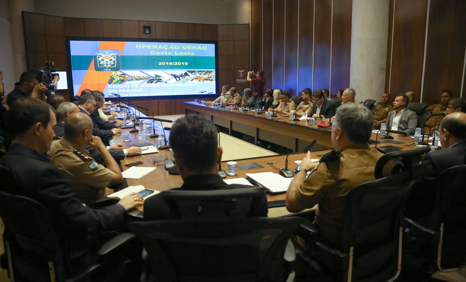 Representantes de secretárias, órgãos e autarquias envolvidas na Operação Verão 2018/2019 apresentaram nesta segunda-feira (7) ao secretário de Estado de Segurança Pública e novo coordenador da operação, Luiz Felipe Carbonell, um balanço dos números alcançados entre os dias 21 de dezembro de 2018 e 4 de janeiro deste ano, além de um resumo das atividades que estão sendo feitas. A reunião ocorreu no Palácio Iguaçu, em Curitiba.  -  Curitiba, 07/01/2019  -  Foto: Jaelson Lucas/ANPr