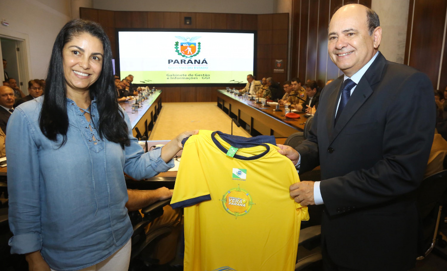 Representantes de secretárias, órgãos e autarquias envolvidas na Operação Verão 2018/2019 apresentaram nesta segunda-feira (7) ao secretário de Estado de Segurança Pública e novo coordenador da operação, Luiz Felipe Carbonell, um balanço dos números alcançados entre os dias 21 de dezembro de 2018 e 4 de janeiro deste ano, além de um resumo das atividades que estão sendo feitas. A reunião ocorreu no Palácio Iguaçu, em Curitiba.  -  Curitiba, 07/01/2019  -  Foto: Jaelson Lucas/ANPr