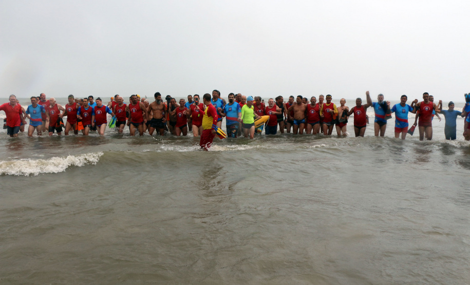 Guaratuba, 05 de janeiro de 2019. Operação Verão Paraná 2018/2019 - 19ª Travessia dos Guarda-Vidas Veteranos