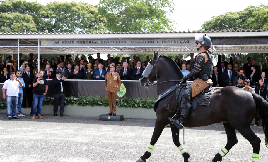 Governador Carlos Massa Ratinho Júnior participa da cerimônia de troca de comando da Polícia Militar do Paraná. O novo camandante-geral é o coronel Péricles de Matos. Ele substitui no cargo a coronel Audilene Dias Rocha.  -  Curitiba, 08/01/2019  -  Foto: José Fernando Ogura/ANPr