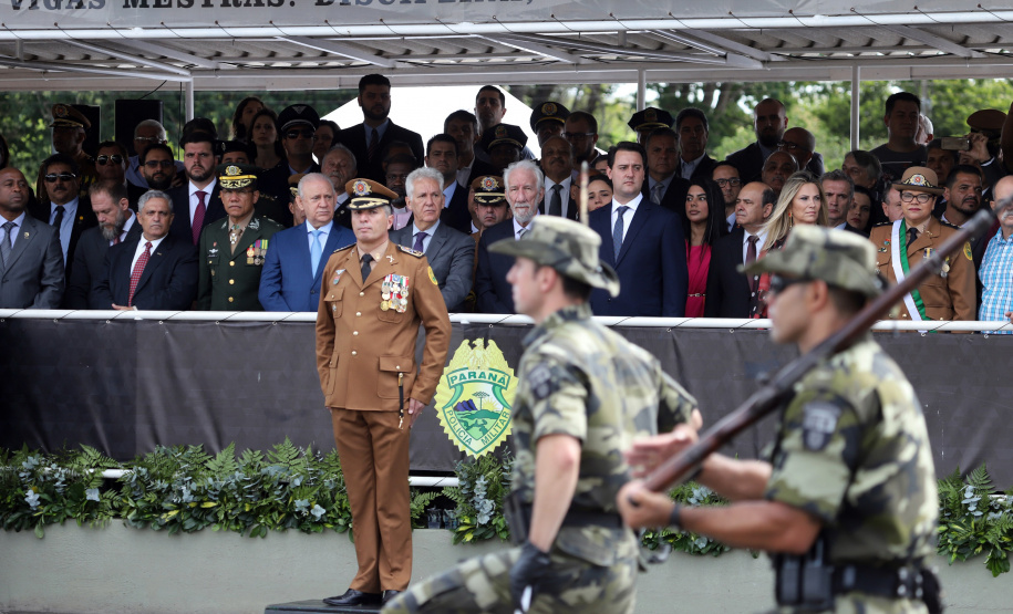Governador Carlos Massa Ratinho Júnior participa da cerimônia de troca de comando da Polícia Militar do Paraná. O novo camandante-geral é o coronel Péricles de Matos. Ele substitui no cargo a coronel Audilene Dias Rocha.  -  Curitiba, 08/01/2019  -  Foto: José Fernando Ogura/ANPr