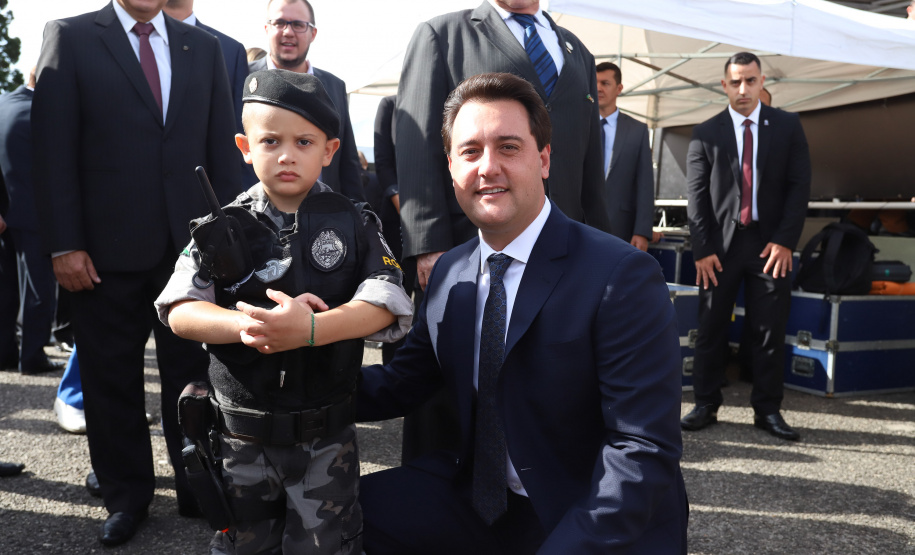 Governador Carlos Massa Ratinho Júnior participa da cerimônia de troca de comando da Polícia Militar do Paraná. O novo camandante-geral é o coronel Péricles de Matos. Ele substitui no cargo a coronel Audilene Dias Rocha.  -  Curitiba, 08/01/2019  -  Foto: Rodrigo Félix Leal
