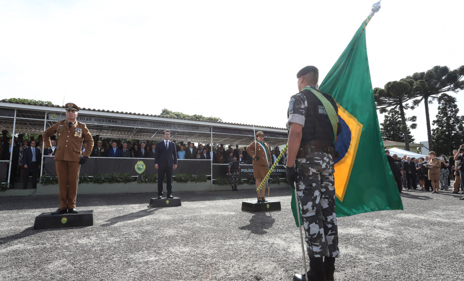 Governador Carlos Massa Ratinho Júnior participa da cerimônia de troca de comando da Polícia Militar do Paraná. O novo camandante-geral é o coronel Péricles de Matos. Ele substitui no cargo a coronel Audilene Dias Rocha.  -  Curitiba, 08/01/2019  -  Foto: Rodrigo Félix Leal