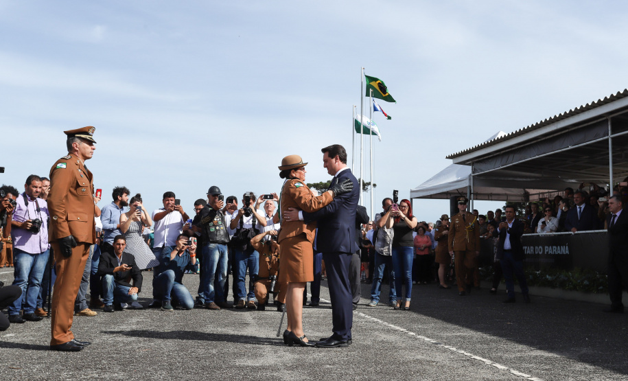 Governador Carlos Massa Ratinho Júnior participa da cerimônia de troca de comando da Polícia Militar do Paraná. O novo camandante-geral é o coronel Péricles de Matos. Ele substitui no cargo a coronel Audilene Dias Rocha.  -  Curitiba, 08/01/2019  -  Foto: Rodrigo Félix Leal