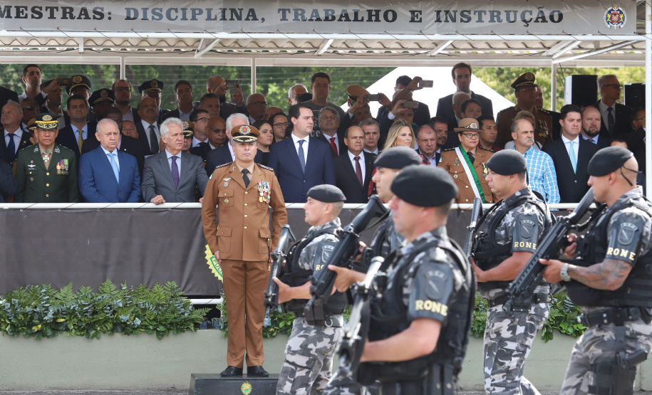 Governador Carlos Massa Ratinho Júnior participa da cerimônia de troca de comando da Polícia Militar do Paraná. O novo camandante-geral é o coronel Péricles de Matos. Ele substitui no cargo a coronel Audilene Dias Rocha.  -  Curitiba, 08/01/2019  -  Foto: Rodrigo Félix Leal