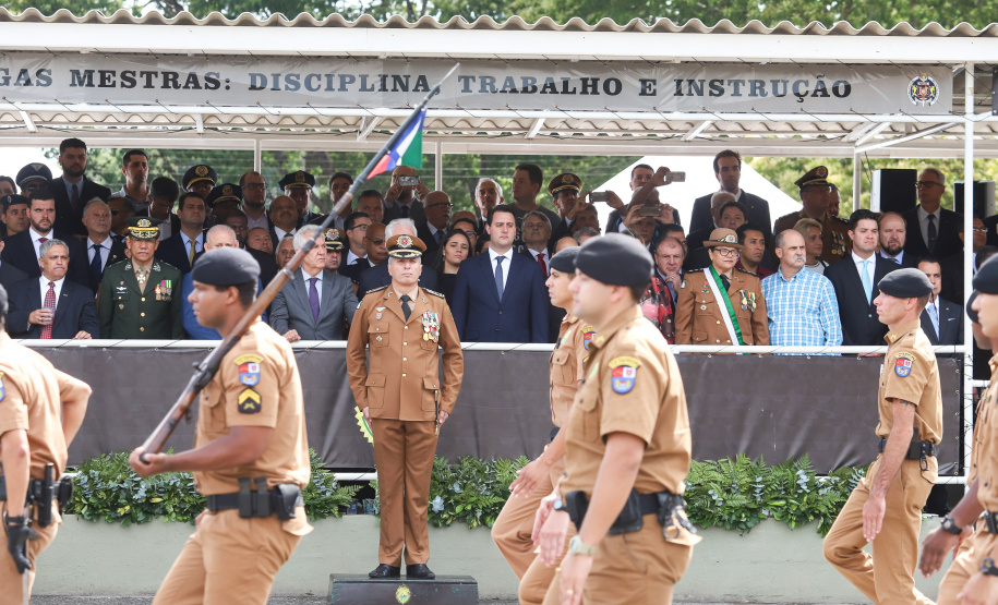 Governador Carlos Massa Ratinho Júnior participa da cerimônia de troca de comando da Polícia Militar do Paraná. O novo camandante-geral é o coronel Péricles de Matos. Ele substitui no cargo a coronel Audilene Dias Rocha.  -  Curitiba, 08/01/2019  -  Foto: Rodrigo Félix Leal